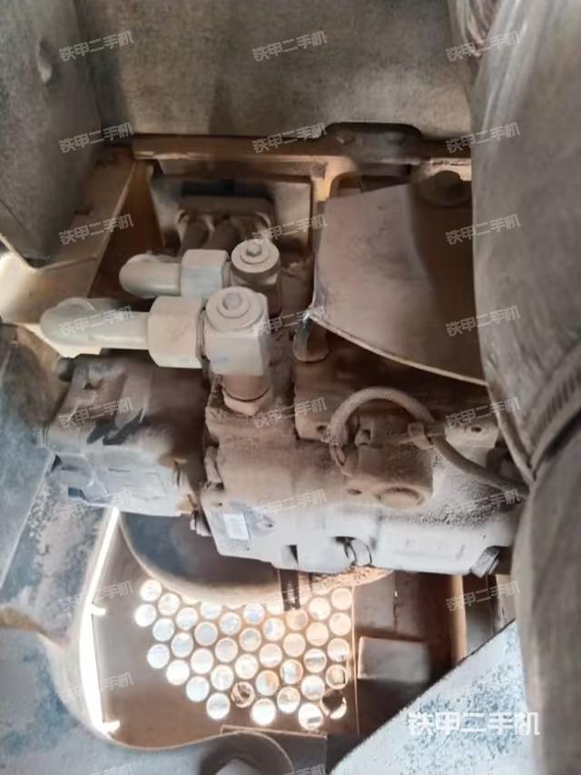 液压泵舱室正面整体(整机外观) 液压泵舱室正面整体(整机外观)