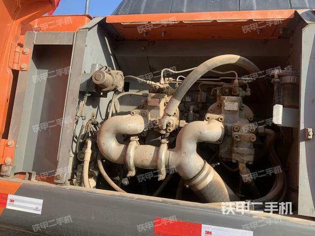 液壓泵艙室正面整體(整機(jī)外觀) 液壓泵艙室正面整體(整機(jī)外觀)