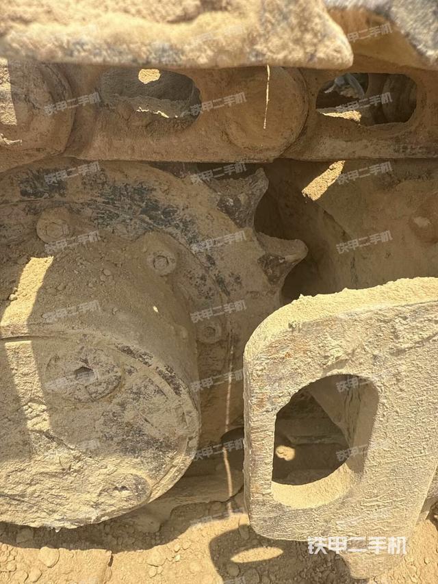單側(cè)履帶整體(整機(jī)外觀) 單側(cè)履帶整體(整機(jī)外觀)