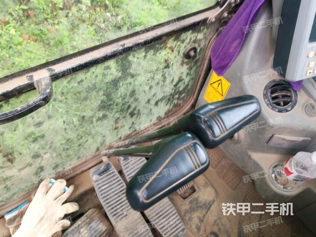 行走控制手柄和踏板?俯拍(駕駛室部分) 行走控制手柄和踏板?俯拍(駕駛室部分)