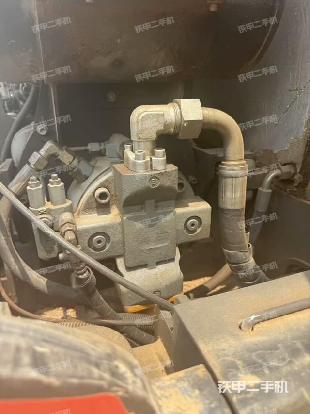 液壓泵艙室正面整體(整機(jī)外觀) 液壓泵艙室正面整體(整機(jī)外觀)