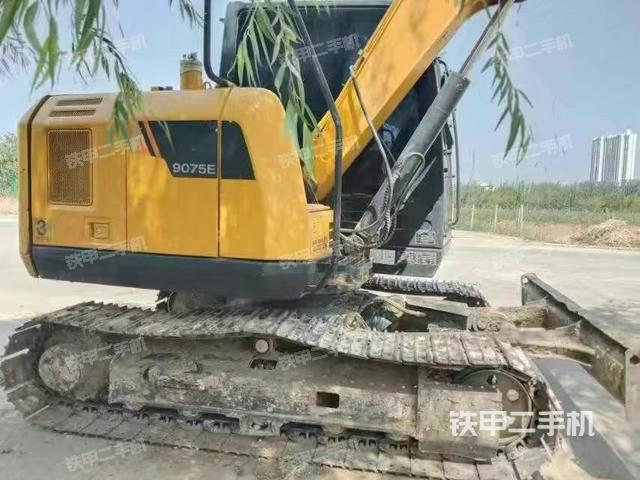 駕駛室整體(整機(jī)外觀) 駕駛室整體(整機(jī)外觀)