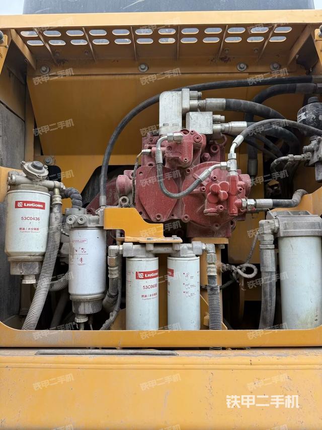 液壓泵艙室正面整體(整機外觀) 液壓泵艙室正面整體(整機外觀)