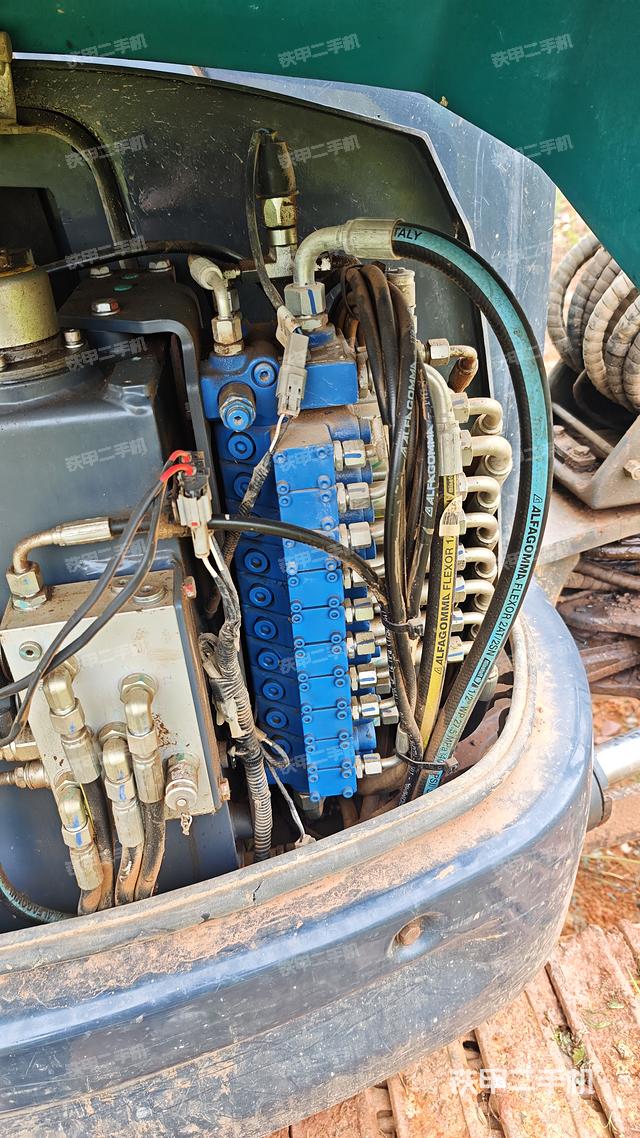 液压泵舱室正面整体（整机外观）