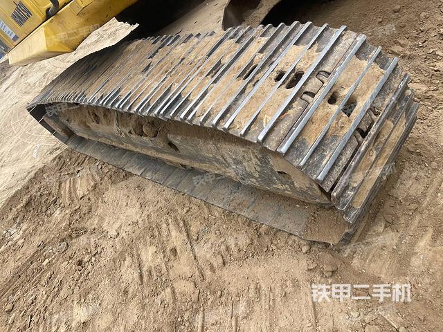 單側(cè)履帶整體(整機(jī)外觀) 單側(cè)履帶整體(整機(jī)外觀)