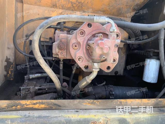 液壓泵艙室正面整體(整機外觀) 液壓泵艙室正面整體(整機外觀)