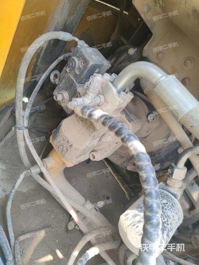 液壓泵艙室正面整體(整機(jī)外觀) 液壓泵艙室正面整體(整機(jī)外觀)