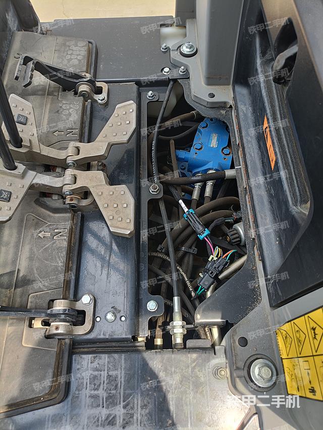 回转马达和主控阀（整机外观）