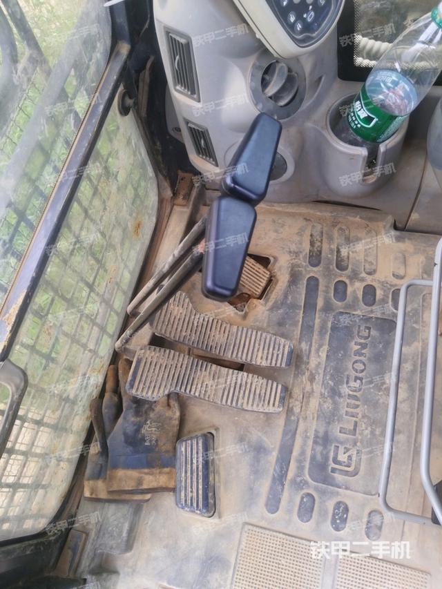 行走控制手柄和踏板?俯拍(駕駛室部分) 行走控制手柄和踏板?俯拍(駕駛室部分)