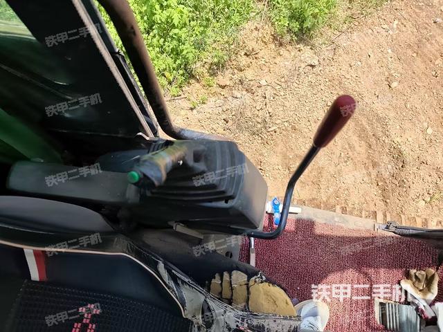 行走控制手柄和踏板?俯拍(駕駛室部分) 行走控制手柄和踏板?俯拍(駕駛室部分)