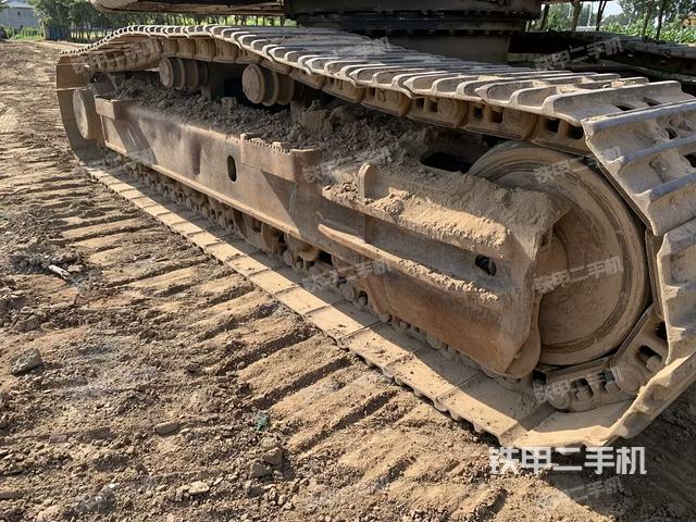 單側(cè)履帶整體(整機(jī)外觀) 單側(cè)履帶整體(整機(jī)外觀)