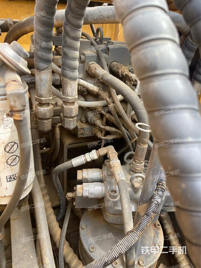 回转马达和主控阀(整机外观) 回转马达和主控阀(整机外观)