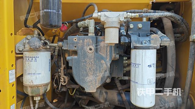 液压泵舱室正面整体（整机外观）