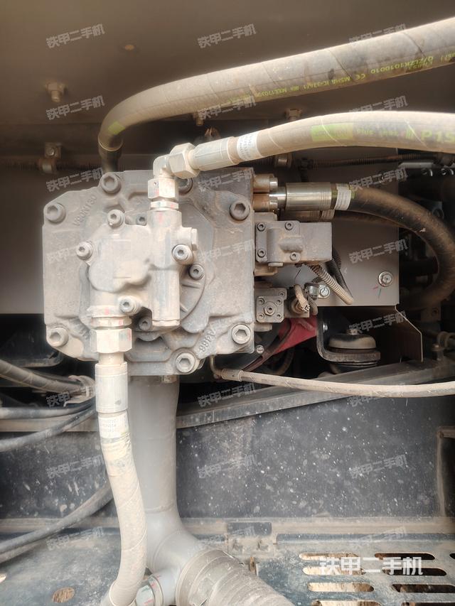 液壓泵艙室正面整體(整機(jī)外觀) 液壓泵艙室正面整體(整機(jī)外觀)
