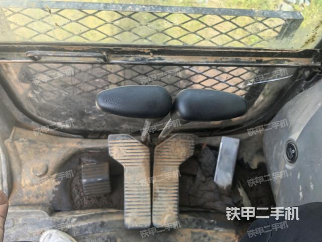 行走控制手柄和踏板?俯拍(駕駛室部分) 行走控制手柄和踏板?俯拍(駕駛室部分)