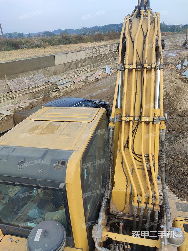 驾驶室顶部（整机外观）