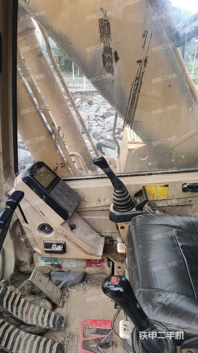 駕駛室整體(整機(jī)外觀) 駕駛室整體(整機(jī)外觀)