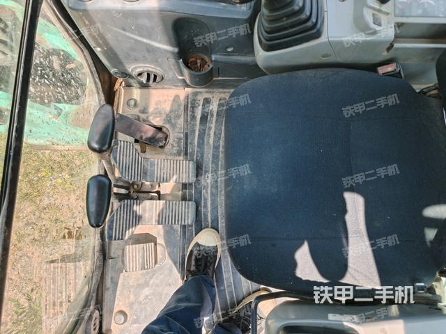 行走控制手柄和踏板?俯拍(駕駛室部分) 行走控制手柄和踏板?俯拍(駕駛室部分)