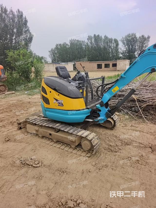 駕駛室整體(整機(jī)外觀) 駕駛室整體(整機(jī)外觀)