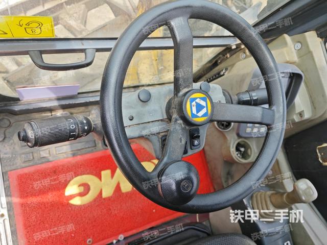 行走控制手柄和踏板 俯拍(驾驶室部分) 行走控制手柄和踏板 俯拍(驾驶室部分)