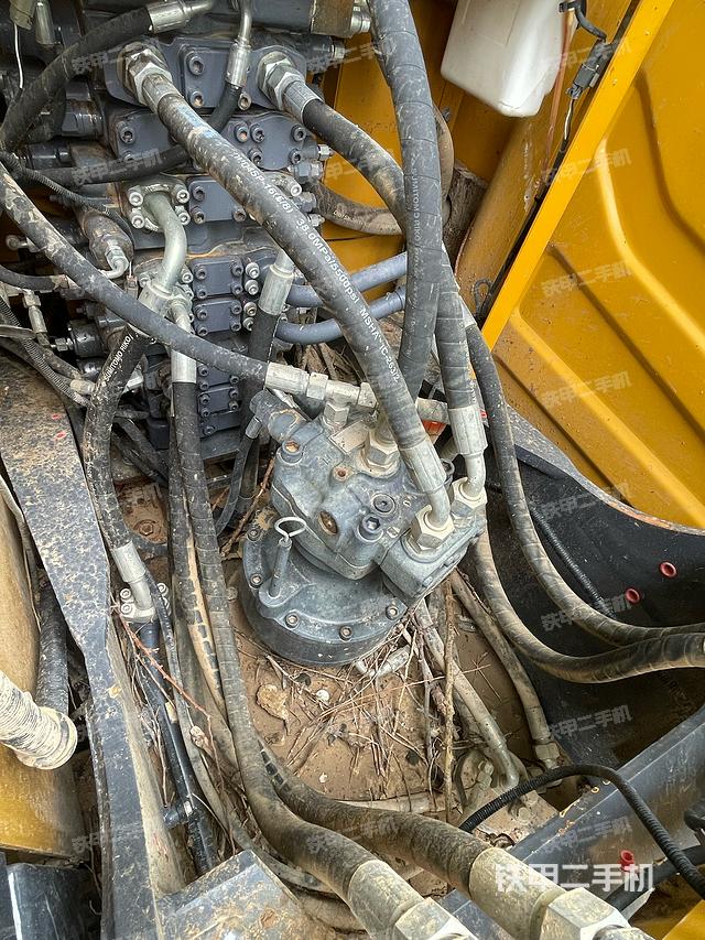 回转马达和主控阀（整机外观）