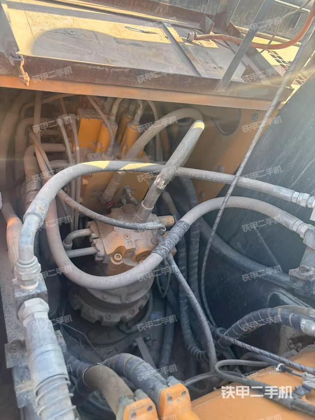 回轉(zhuǎn)馬達(dá)和主控閥(整機外觀) 回轉(zhuǎn)馬達(dá)和主控閥(整機外觀)