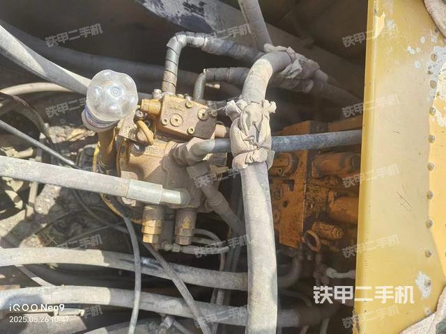 回转马达和主控阀(整机外观) 回转马达和主控阀(整机外观)