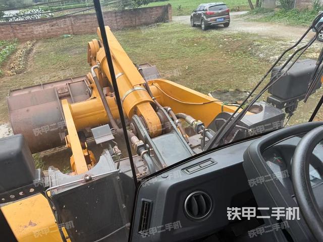 駕駛室操作臺(tái)(整機(jī)外觀及大件) 駕駛室操作臺(tái)(整機(jī)外觀及大件)