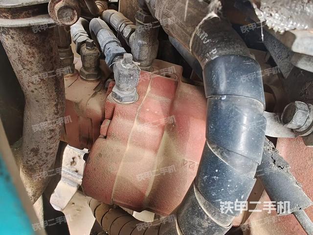 液壓泵艙室正面整體(整機(jī)外觀) 液壓泵艙室正面整體(整機(jī)外觀)