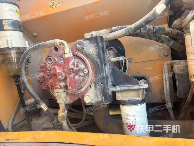 液壓泵艙室正面整體(整機外觀) 液壓泵艙室正面整體(整機外觀)