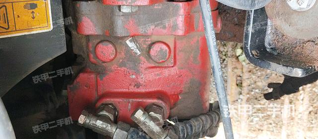 液压泵舱室正面整体（整机外观）