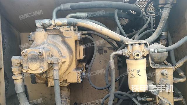 液壓泵艙室正面整體(整機(jī)外觀) 液壓泵艙室正面整體(整機(jī)外觀)