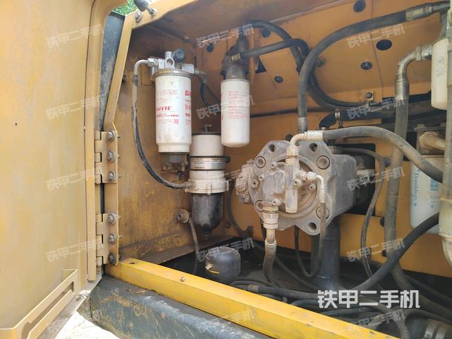 液壓泵艙室正面整體(整機外觀) 液壓泵艙室正面整體(整機外觀)