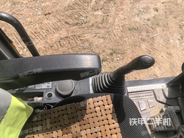 座椅右側(cè)控制臺(tái)/鑰匙門/油門/含右手柄(駕駛室部分) 座椅右側(cè)控制臺(tái)/鑰匙門/油門/含右手柄(駕駛室部分)
