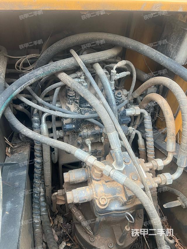 回转马达和主控阀（整机外观）