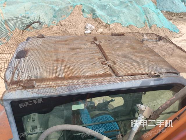 駕駛室頂部(整機(jī)外觀) 駕駛室頂部(整機(jī)外觀)