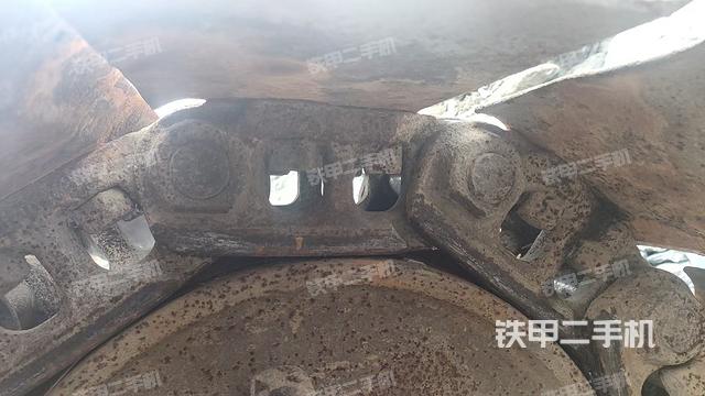 單側(cè)履帶整體(整機(jī)外觀) 單側(cè)履帶整體(整機(jī)外觀)