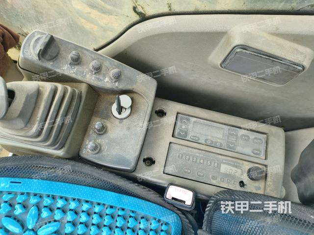 駕駛室整體(整機(jī)外觀) 駕駛室整體(整機(jī)外觀)