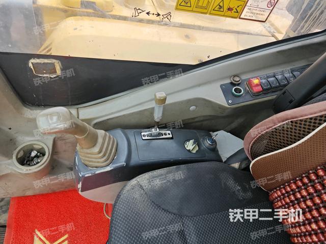 座椅右侧控制台/钥匙门/油门/含右手柄(驾驶室部分) 座椅右侧控制台/钥匙门/油门/含右手柄(驾驶室部分)