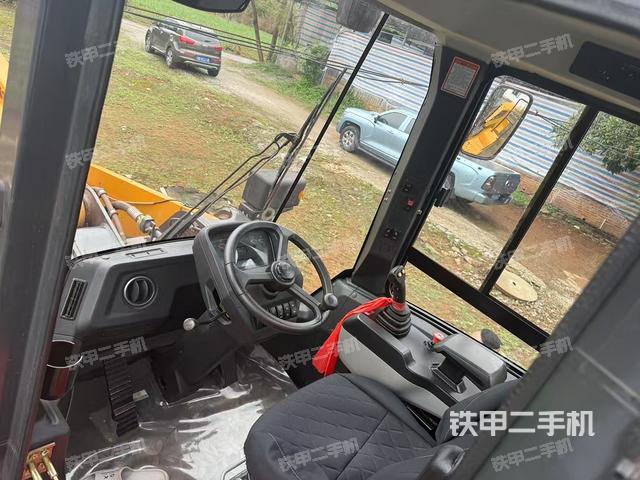 駕駛室工作臺(tái)(整機(jī)外觀及大件) 駕駛室工作臺(tái)(整機(jī)外觀及大件)