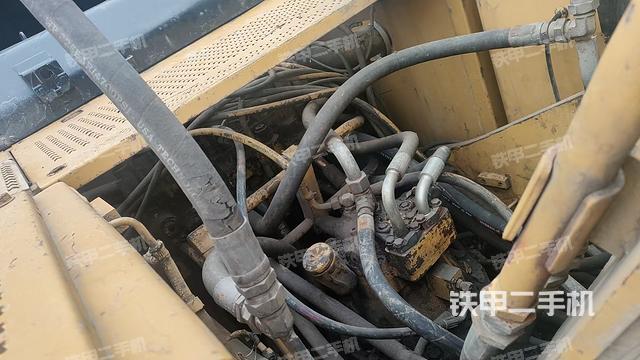 回轉(zhuǎn)馬達(dá)和主控閥(整機(jī)外觀) 回轉(zhuǎn)馬達(dá)和主控閥(整機(jī)外觀)