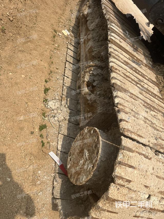 單側(cè)履帶整體(整機(jī)外觀) 單側(cè)履帶整體(整機(jī)外觀)