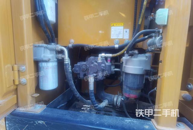 液压泵舱室正面整体（整机外观）