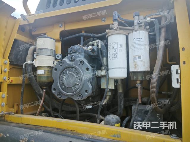 液壓泵艙室正面整體(整機外觀) 液壓泵艙室正面整體(整機外觀)