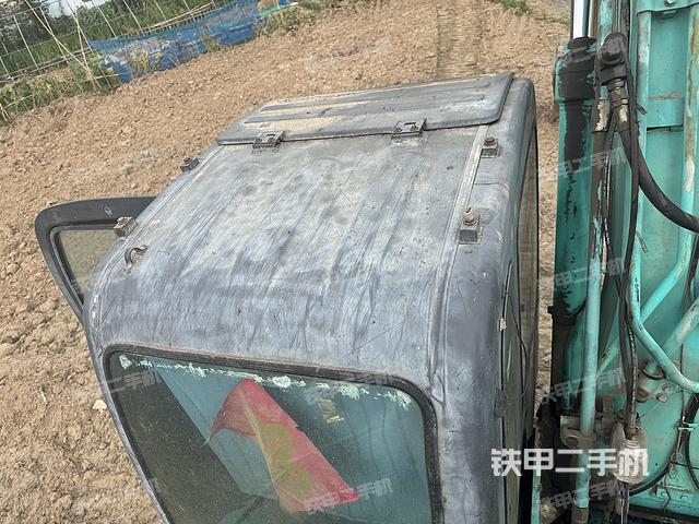 駕駛室頂部(整機(jī)外觀) 駕駛室頂部(整機(jī)外觀)