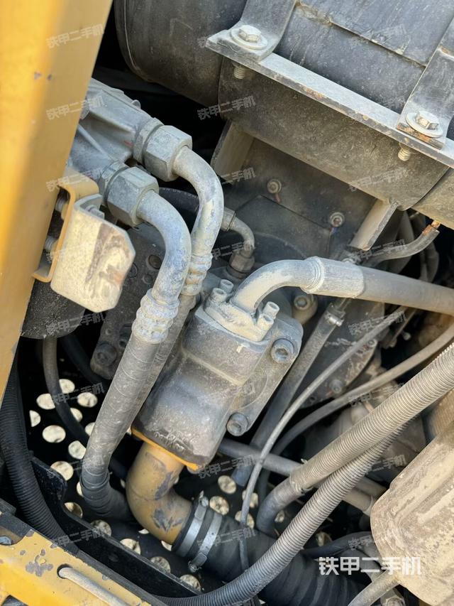 液壓泵艙室正面整體(整機外觀) 液壓泵艙室正面整體(整機外觀)