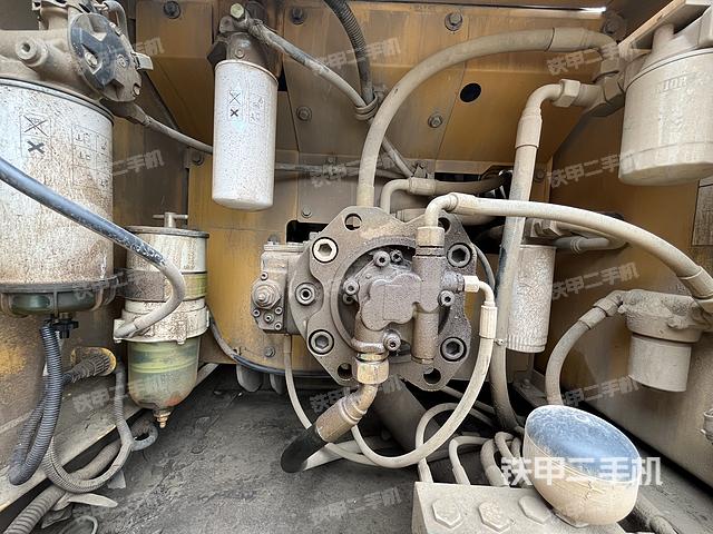 液壓泵艙室正面整體(整機外觀) 液壓泵艙室正面整體(整機外觀)