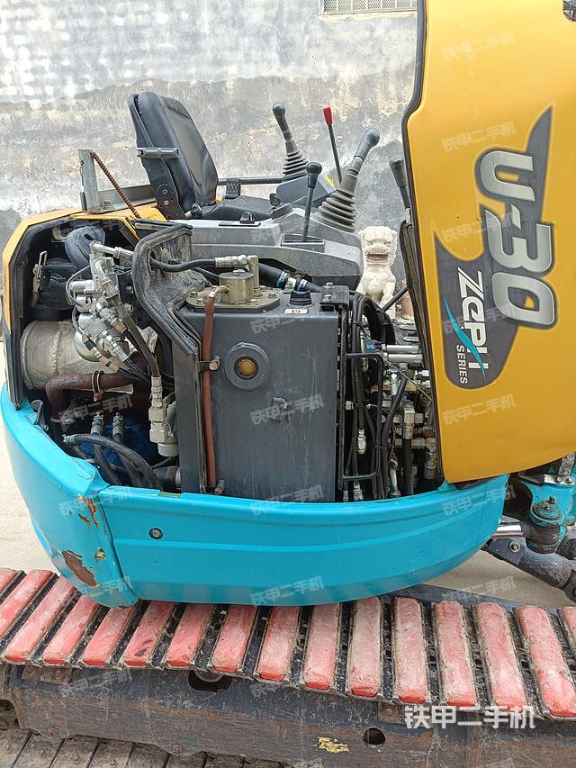 液压泵舱室正面整体（整机外观）