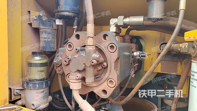 液压泵舱室正面整体（整机外观）