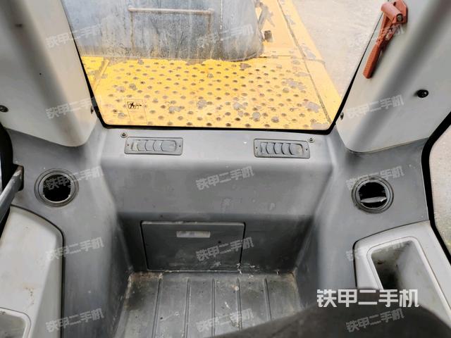 行走控制手柄和踏板?俯拍(駕駛室部分) 行走控制手柄和踏板?俯拍(駕駛室部分)